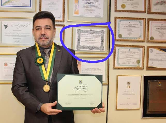 Pastor Marco Feliciano recebe o nosso certificado